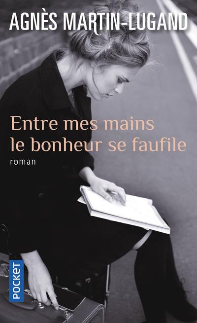 Front cover of Entre mes mains le bonheur se faufile